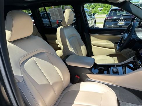 Used 2023 Jeep Grand Cherokee Limited AWD/4WD image 16