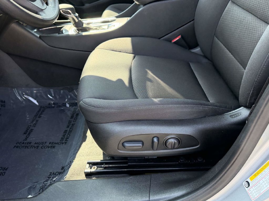 Used 2025 Chevrolet Malibu LT FWD image 17