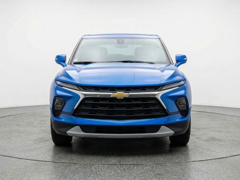 Used 2025 Chevrolet Blazer LT FWD image 2