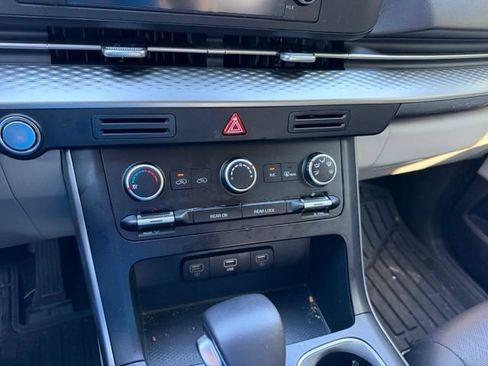 Used 2023 Kia Carnival LX FWD image 11