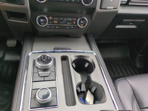 Used 2020 Ford Expedition XLT w/ Equipment Group 202A AWD/4WD image 22