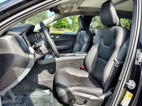 Used 2025 Volvo XC60 B5 Plus w/ Climate Package AWD/4WD image 3