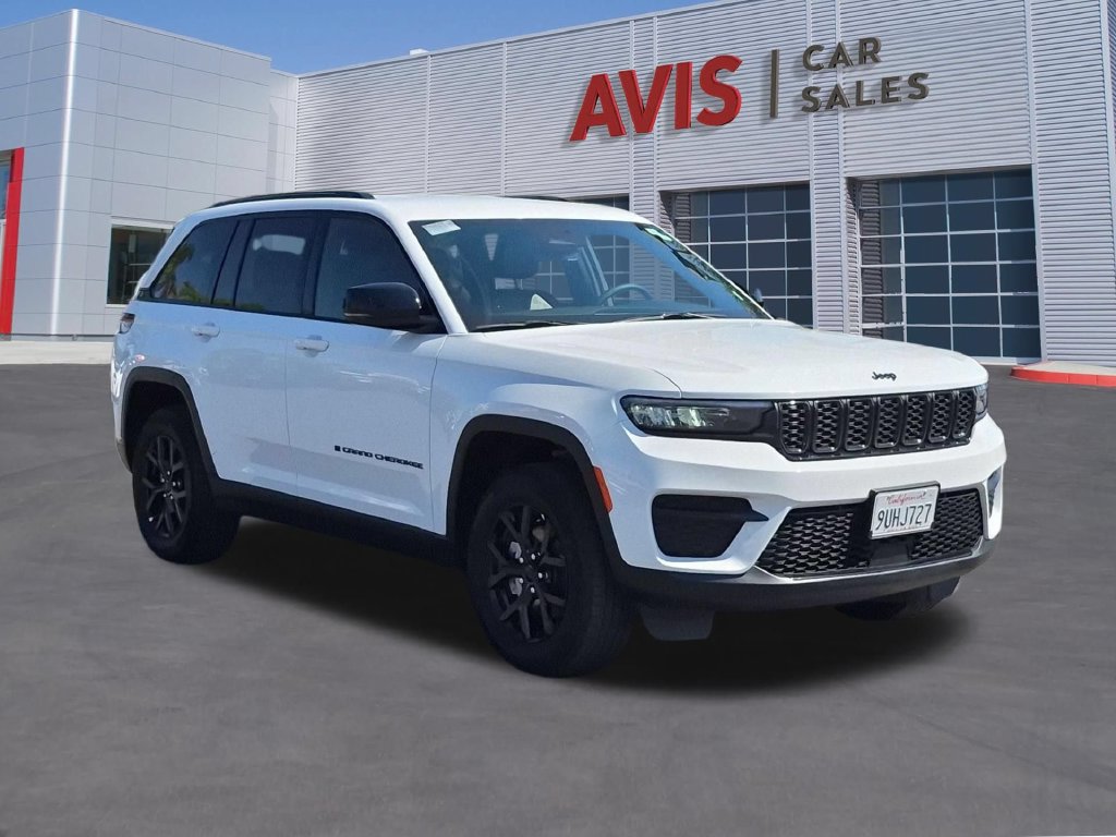 Used 2025 Jeep Grand Cherokee Altitude AWD/4WD image 3