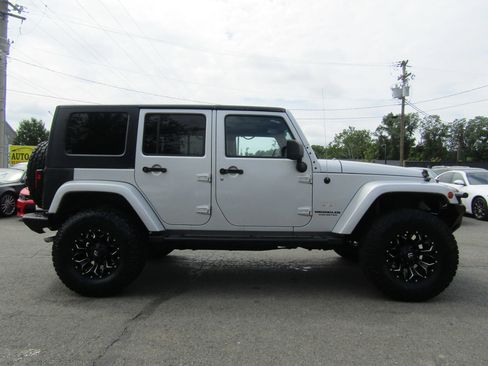 Used 2008 Jeep Wrangler Unlimited Sahara w/ Dual Top Group AWD/4WD image 8