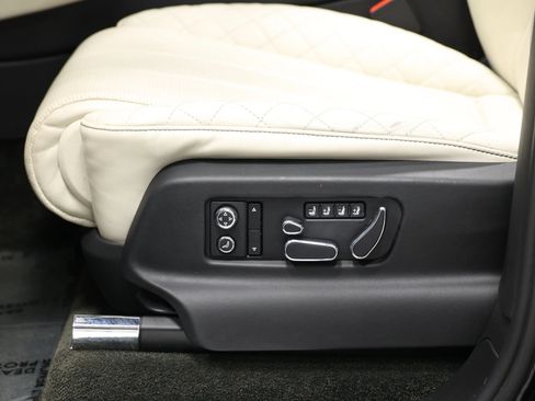 Used 2017 Bentley Bentayga AWD/4WD image 16