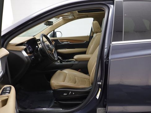 Used 2018 Cadillac XT5 Platinum w/ Driver Assist Package image 5