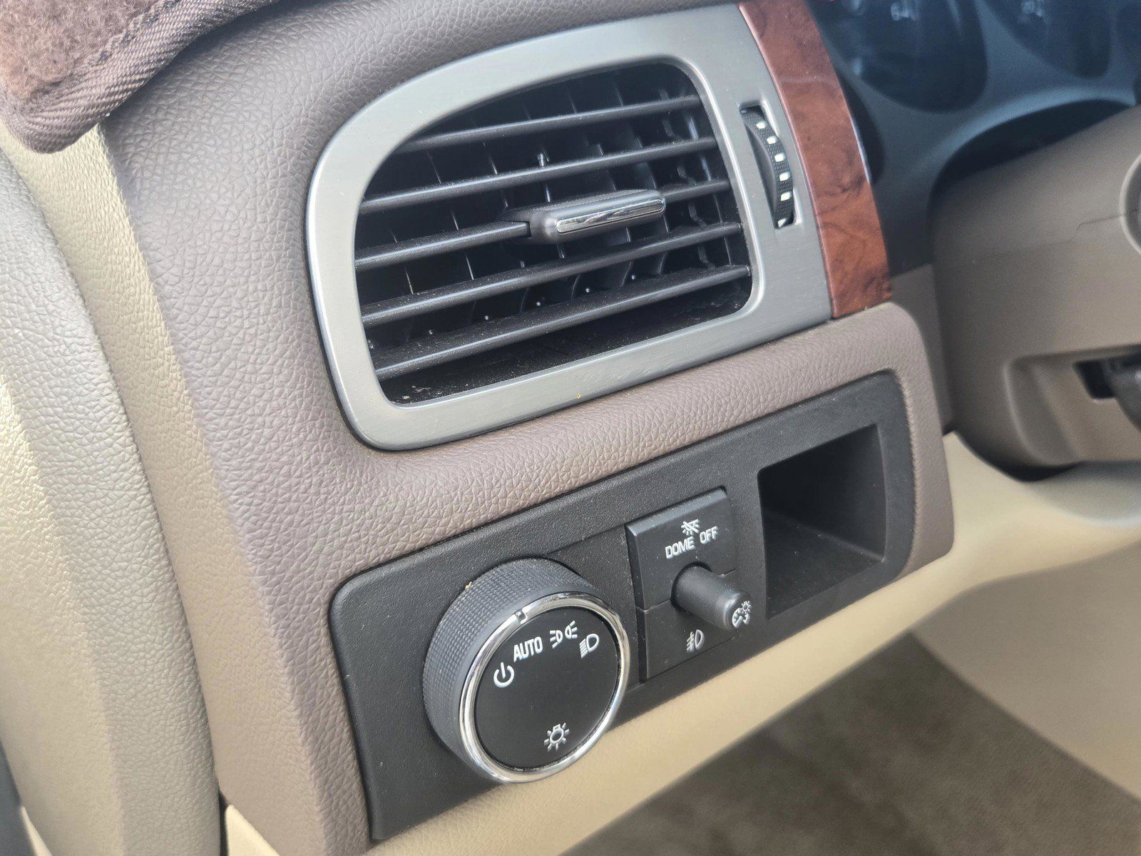 Used 2013 Chevrolet Suburban LTZ RWD image 11