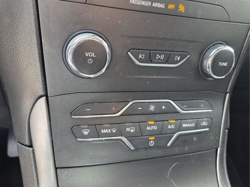 Used 2020 Ford Edge SE FWD image 24