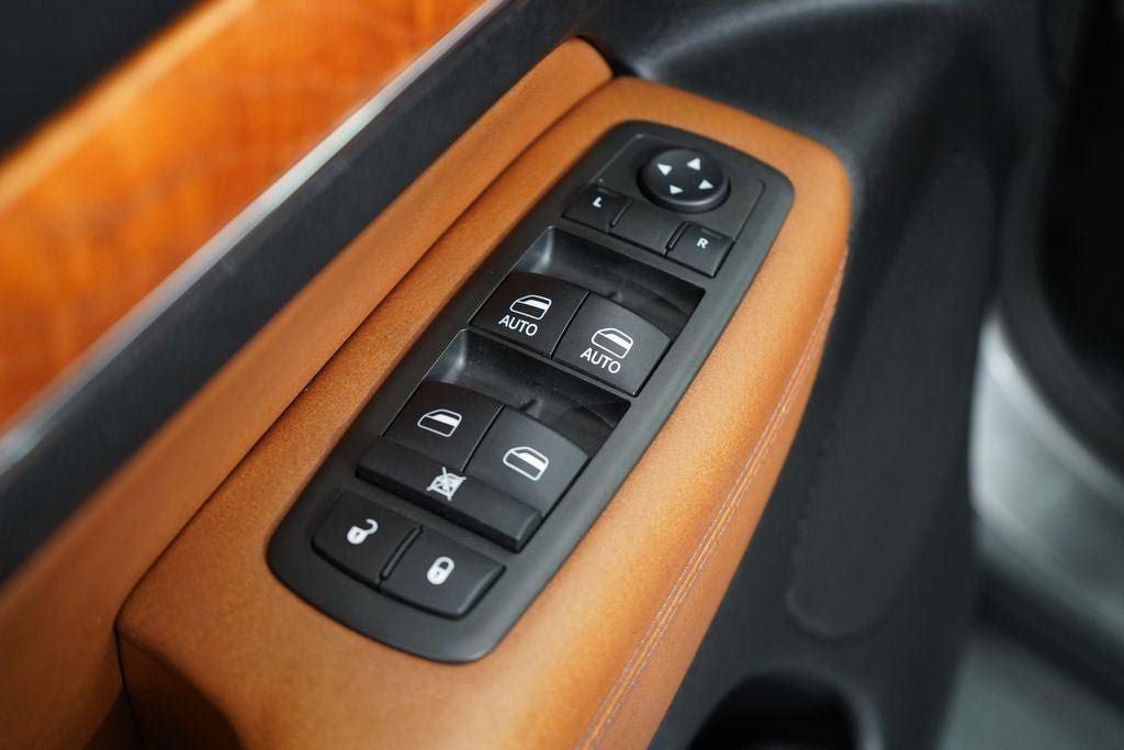 Used 2013 Jeep Grand Cherokee Overland w/ Advance Technology Group AWD/4WD image 19