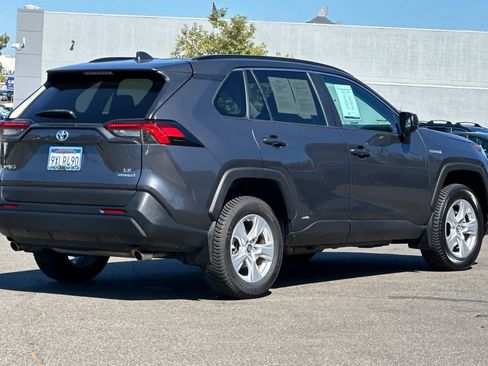 Used 2019 Toyota RAV4 LE AWD/4WD image 2