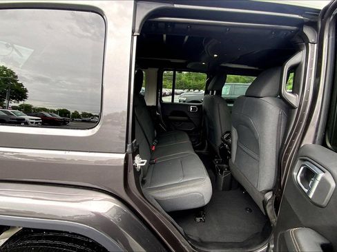 Used 2025 Jeep Wrangler Unlimited Sahara w/ Safety Group AWD/4WD image 15