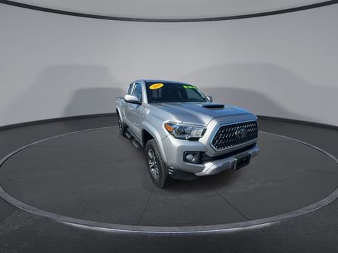 Used 2019 Toyota Tacoma TRD Sport image 4
