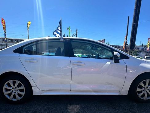 Used 2022 Toyota Corolla LE FWD image 3