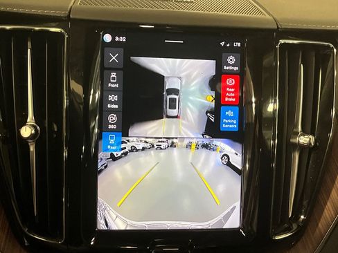 Certified 2024 Volvo XC60 B5 Ultimate w/ Protection Package Premier AWD/4WD image 17