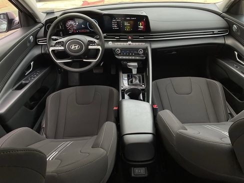 Used 2025 Hyundai Elantra SEL image 21