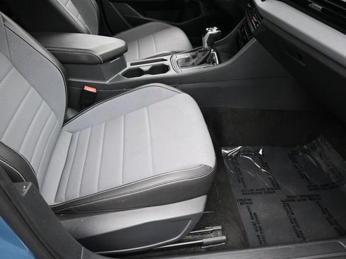 Used 2025 Volkswagen Jetta SE FWD image 41