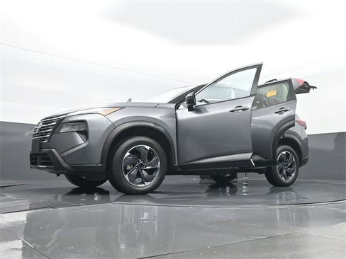 Used 2024 Nissan Rogue SV image 32