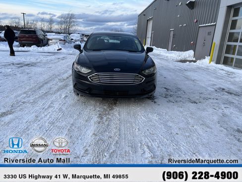 Used 2017 Ford Fusion SE w/ Fusion SE Technology Package image 2