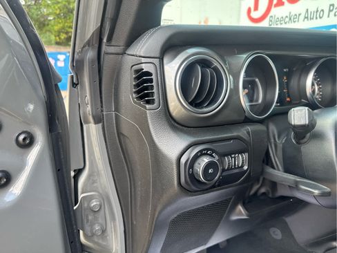 Used 2022 Jeep Wrangler Unlimited Sahara AWD/4WD image 21