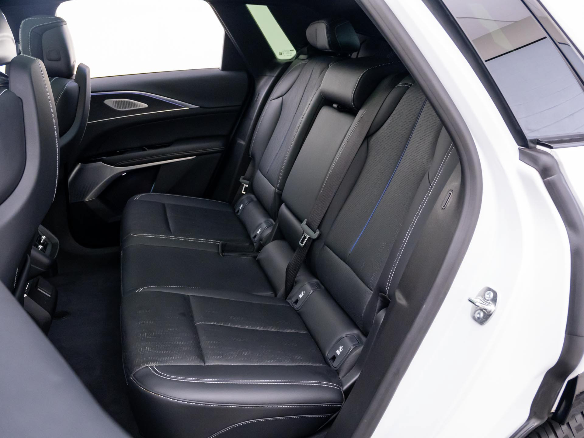 Certified 2025 Cadillac Lyriq Luxury w/ LPO, Floor Liner Package AWD/4WD image 20