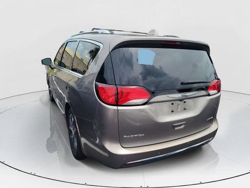 Used 2017 Chrysler Pacifica Limited FWD image 5