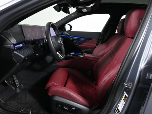 Used 2025 BMW 540i xDrive w/ Executive Package AWD/4WD image 3