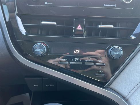 Used 2021 Toyota Camry SE w/ Cold Weather Package image 20