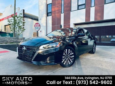 Used 2024 Nissan Altima 2.5 SV w/ SV Premium Package image 1