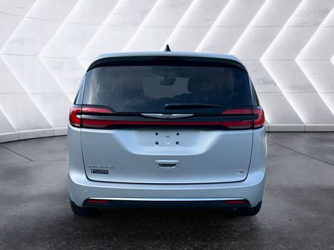 Used 2024 Chrysler Pacifica Touring-L FWD image 5
