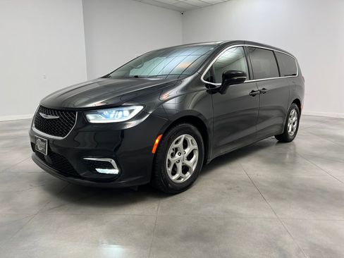 Used 2024 Chrysler Pacifica Limited FWD image 3