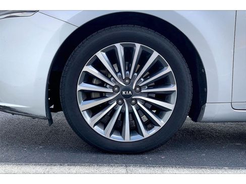 Used 2018 Kia Cadenza Premium w/ Luxury Package FWD image 8