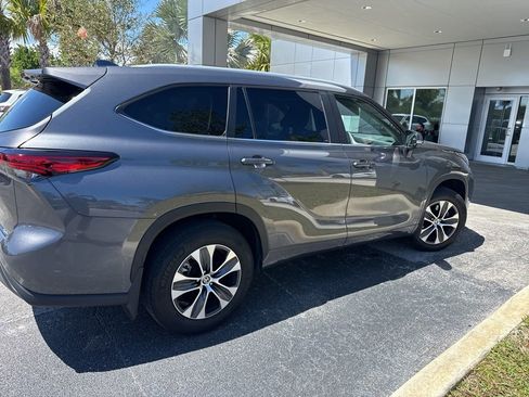 Used 2023 Toyota Highlander XLE image 3