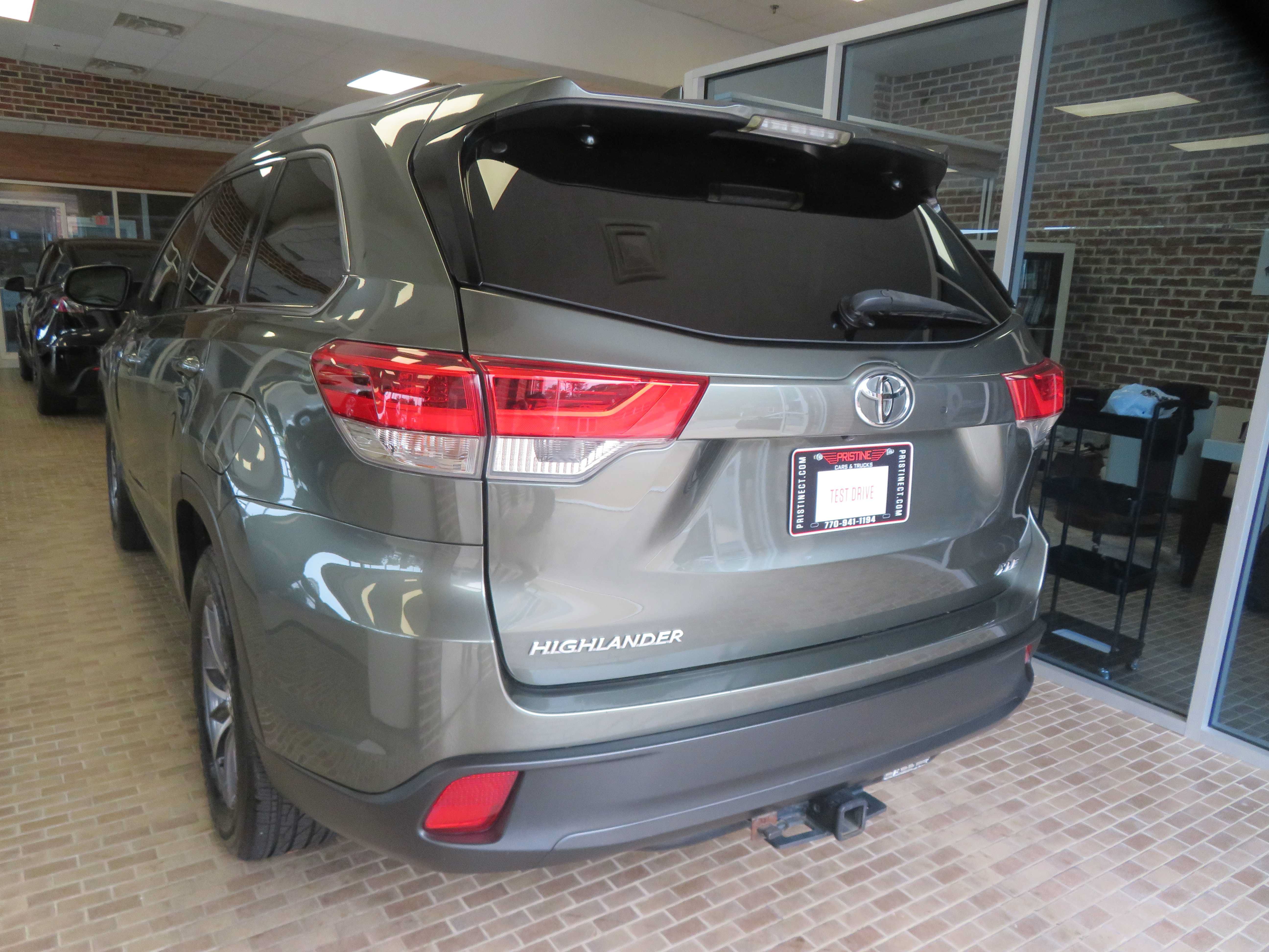 Used 2019 Toyota Highlander XLE FWD image 6