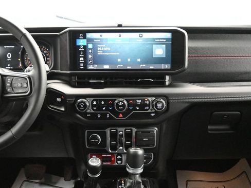 Used 2025 Jeep Wrangler Unlimited Rubicon w/ Convenience Group AWD/4WD image 19