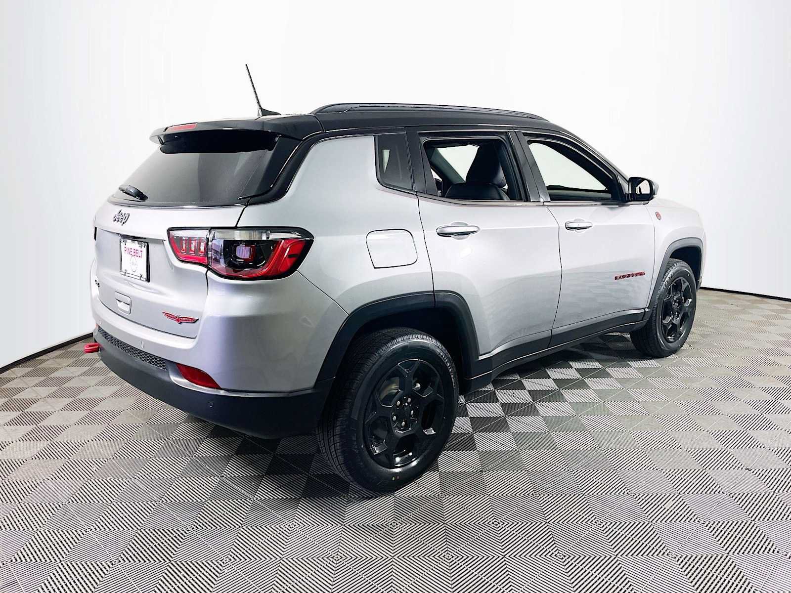 Used 2024 Jeep Compass Trailhawk AWD/4WD image 4