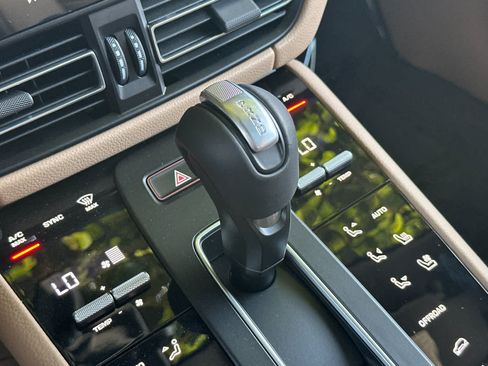 Certified 2025 Porsche Macan AWD/4WD image 24