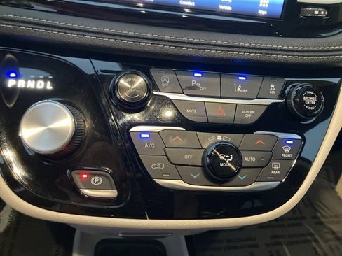 Used 2023 Chrysler Pacifica Touring-L image 11