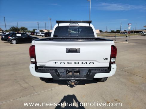 Used 2018 Toyota Tacoma TRD Off-Road w/ Technology Package image 6