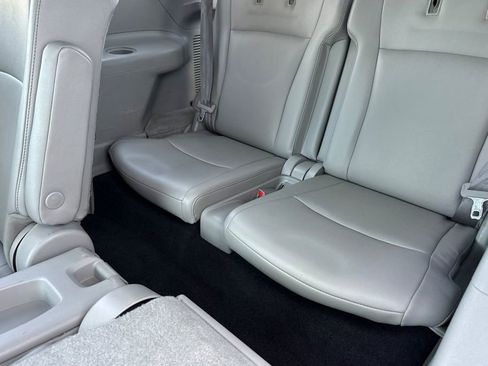 Used 2011 Toyota Highlander SE w/ Tow Pkg image 15