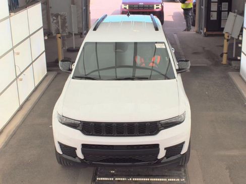 Used 2024 Jeep Grand Cherokee L Laredo image 2