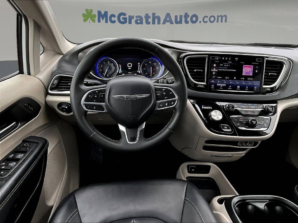 Used 2024 Chrysler Pacifica Touring-L FWD image 11