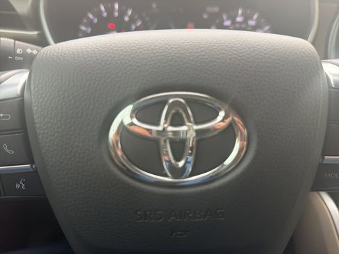 Used 2020 Toyota Highlander XLE image 21