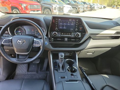 Used 2022 Toyota Highlander XLE image 21