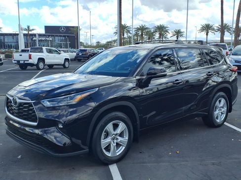 Used 2022 Toyota Highlander LE image 12