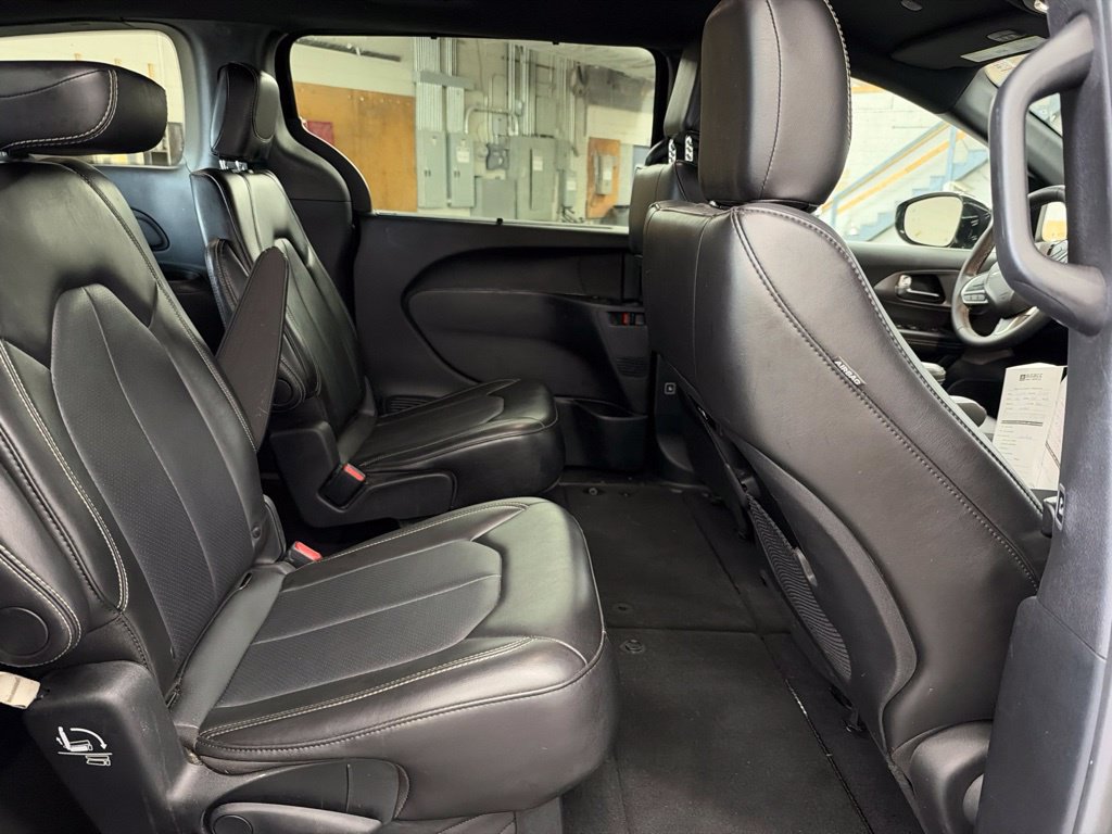 Used 2025 Chrysler Pacifica Select FWD image 12