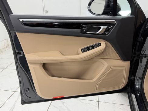 Certified 2025 Porsche Macan image 27