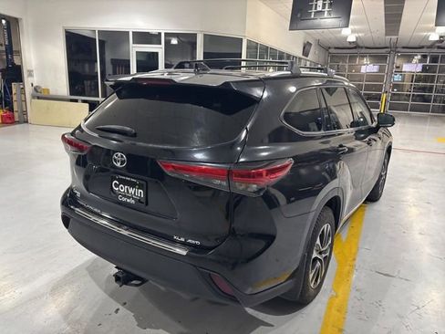 Used 2021 Toyota Highlander XLE AWD/4WD image 8