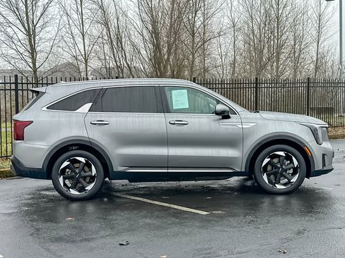Used 2025 Kia Sorento EX image 2