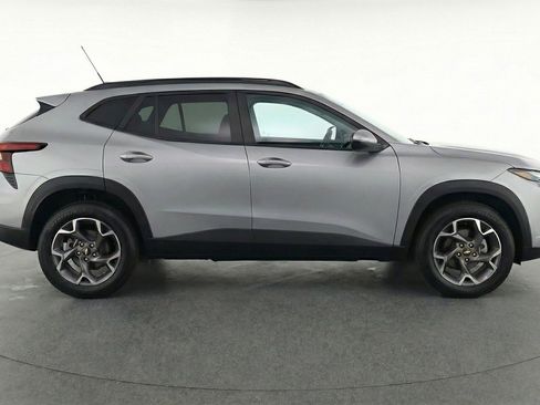 Used 2025 Chevrolet Trax LT FWD image 11