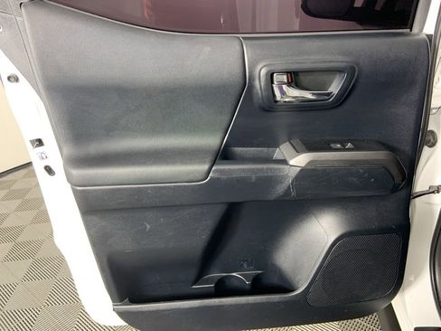 Used 2016 Toyota Tacoma TRD Off-Road image 23